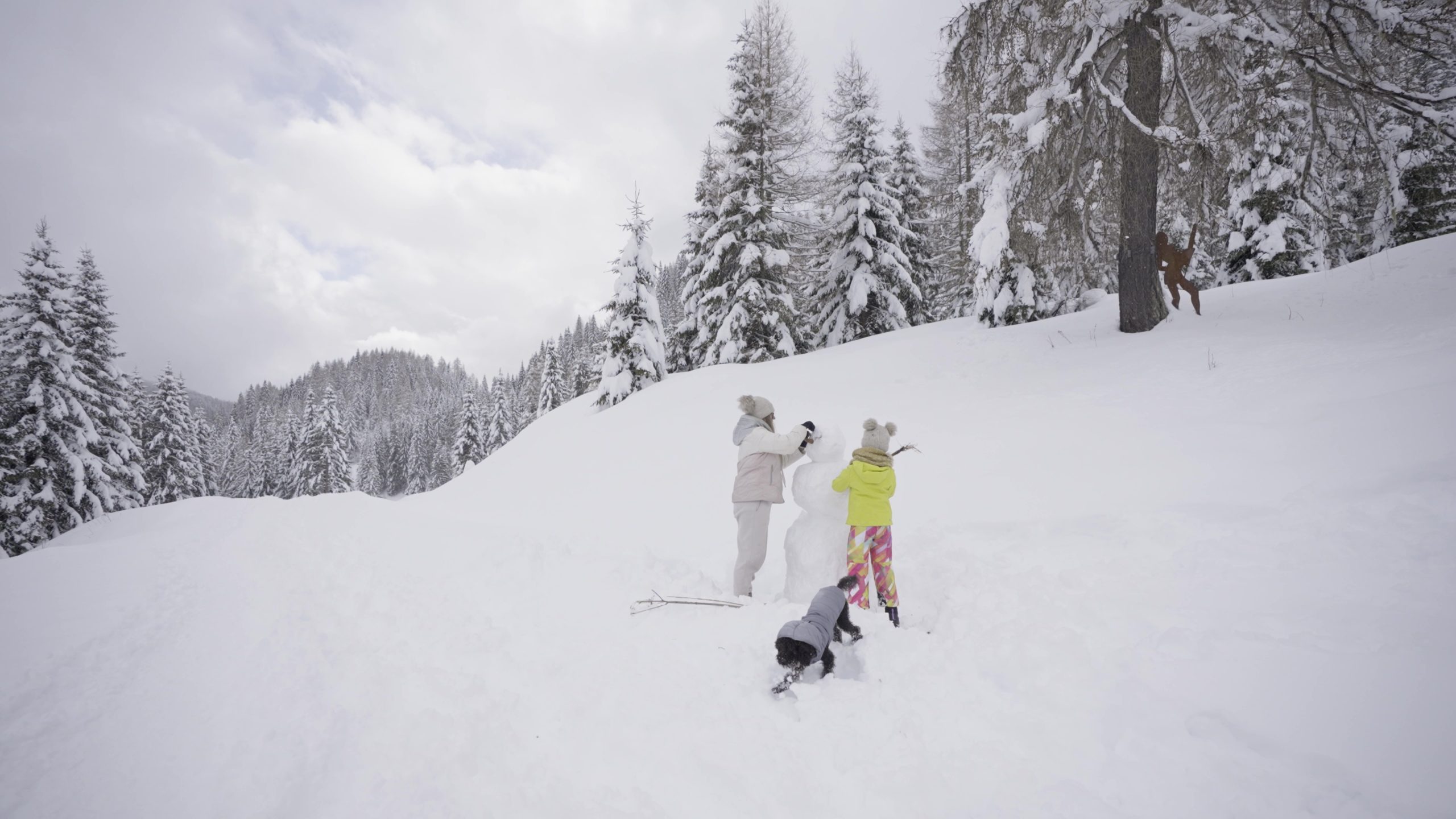 Mamma e figlia fanno Pupazzo di neve