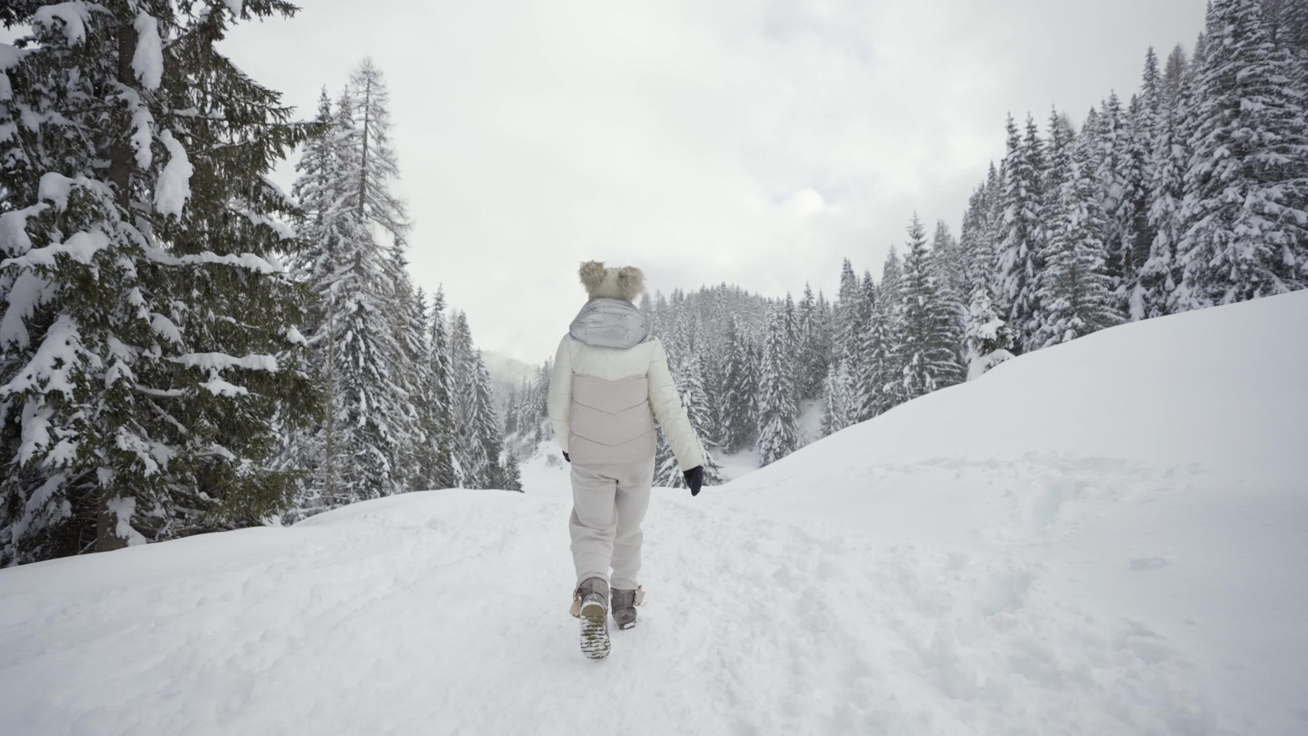 Donna scivola e cade sulla neve nel bosco
