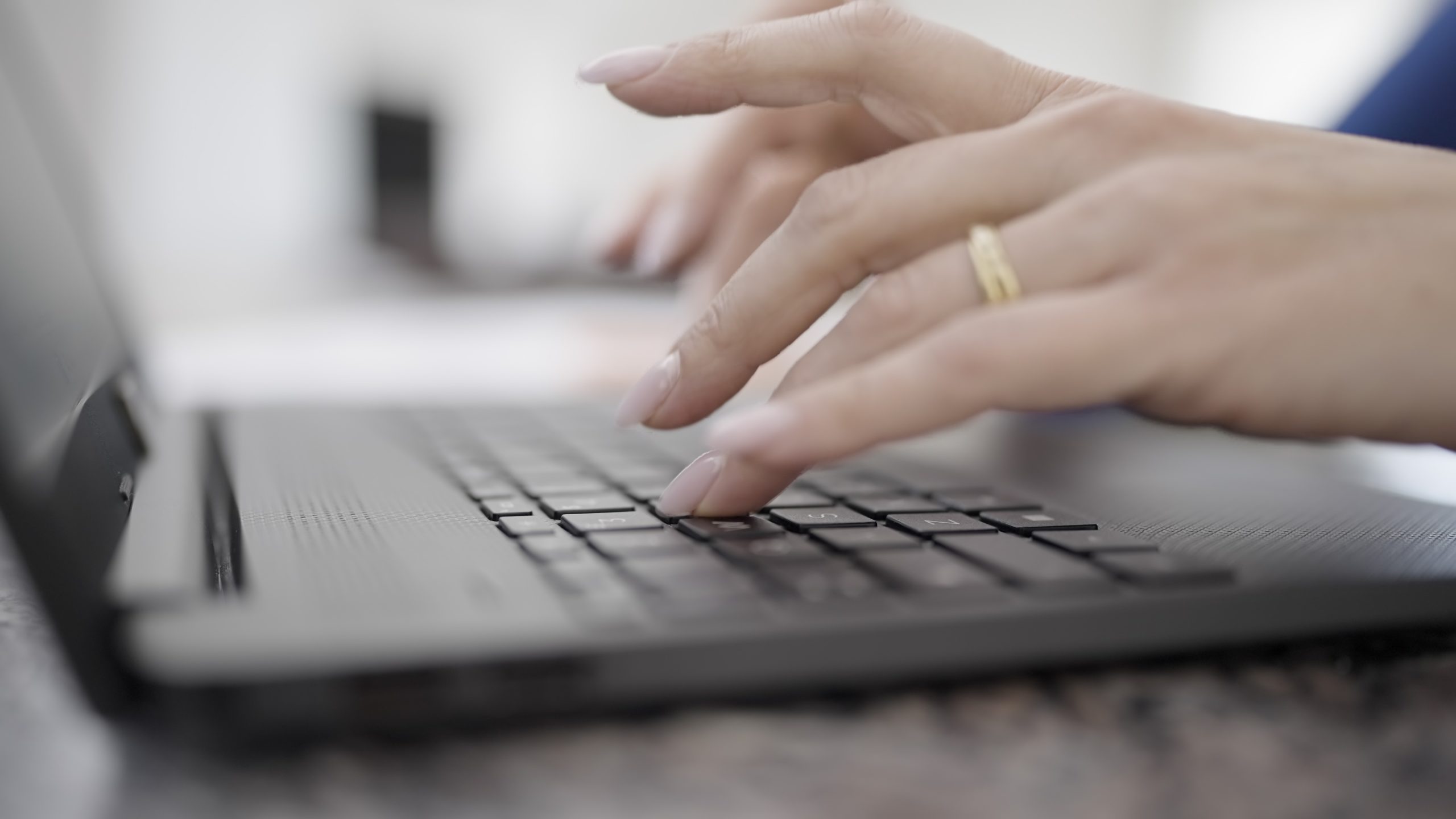 Dita della donna digitano sulla tastiera del computer