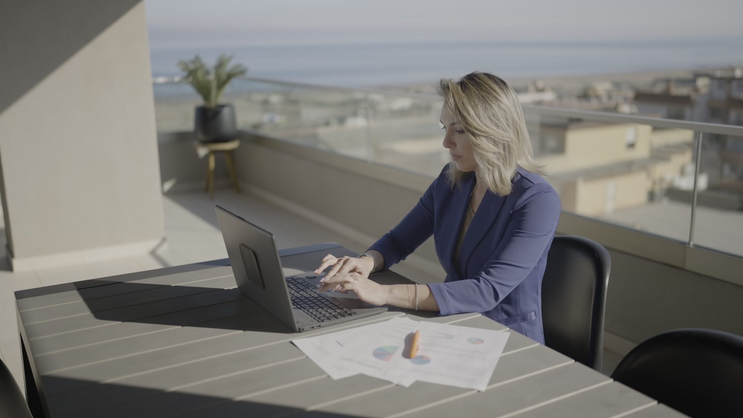Donna lavora con computer portatile all’aperto