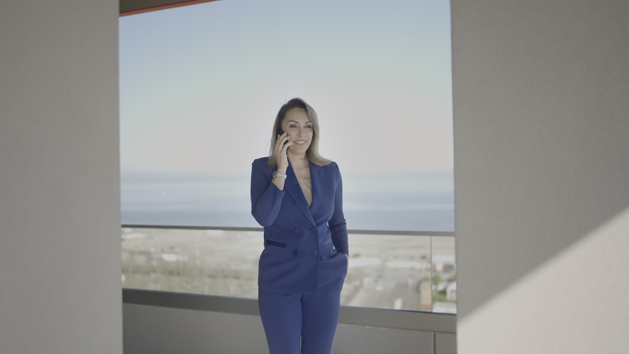 Donna professionale parla al telefono sul balcone