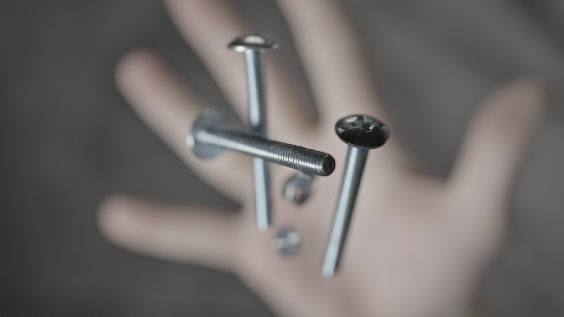 Bulloni e viti lanciati in slow motion in macro