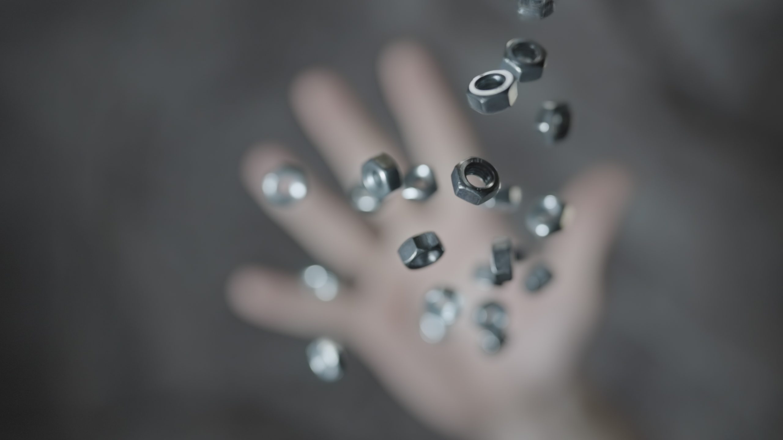 Bulloni metallici in slow motion