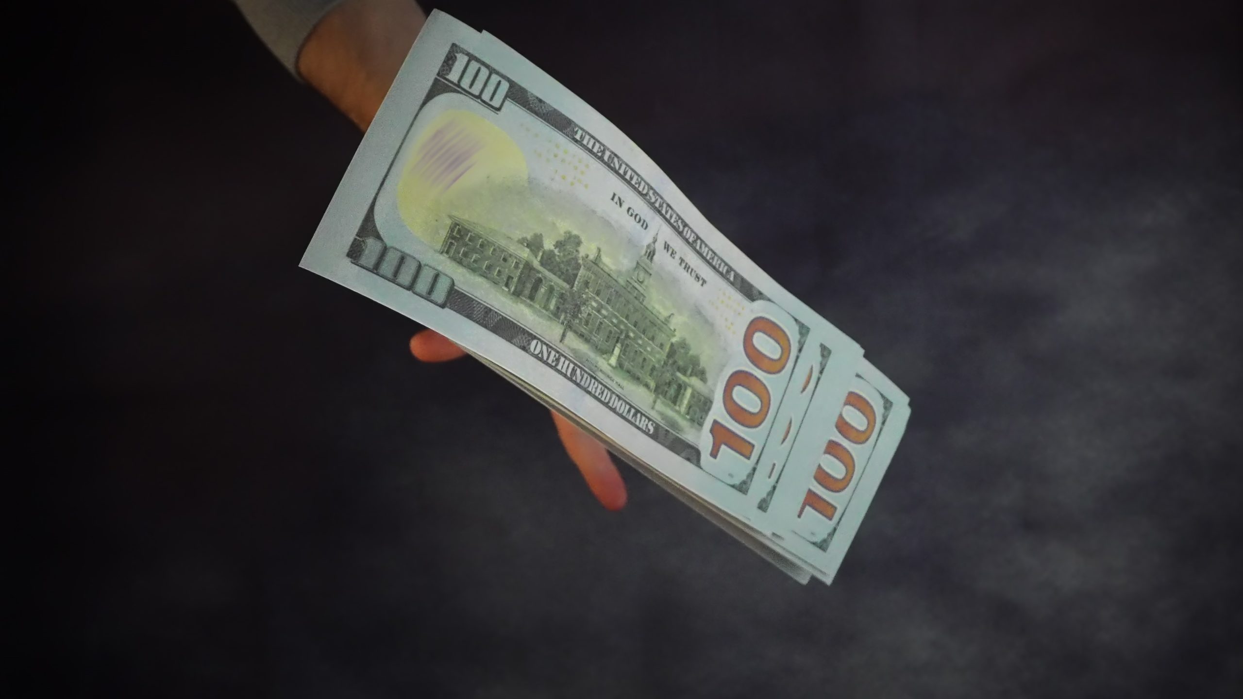 Banconote vengono lanciate con la mano