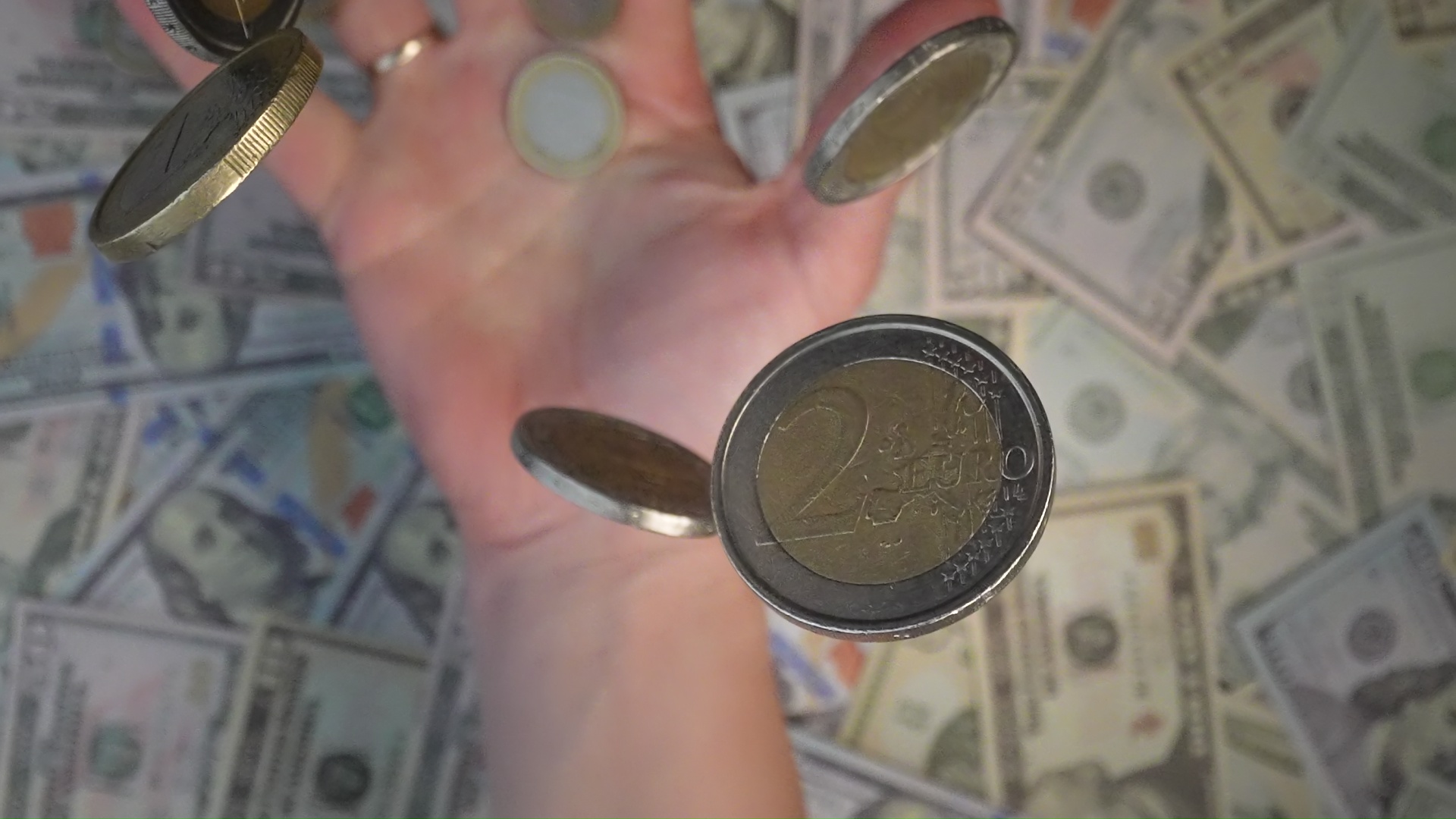 Due euro lanciati in alto in slow motion