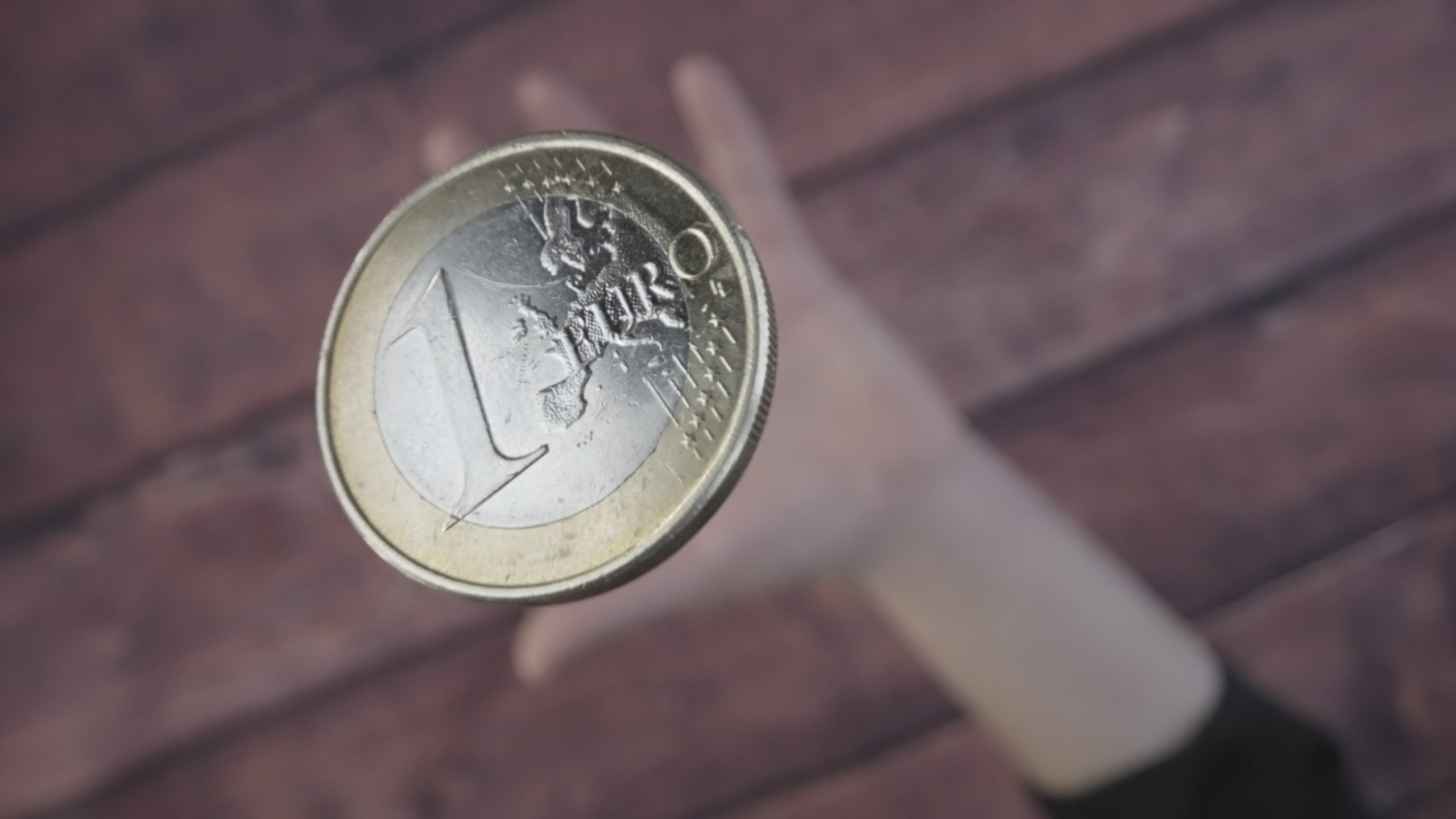 Moneta da 1 euro lanciata in alto in slow motion