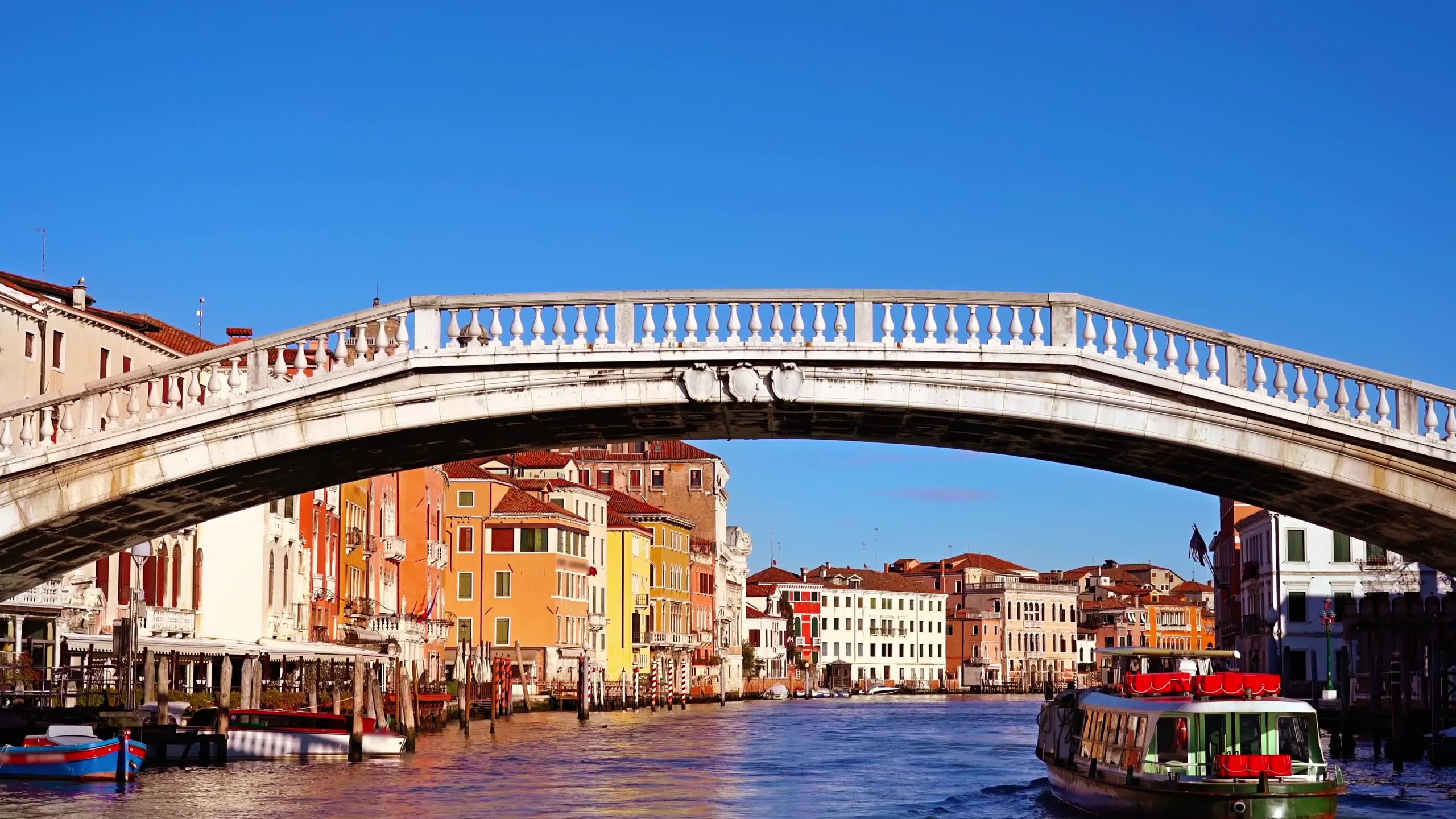 Attraversando il Canal Grande sotto il suggestivo Ponte Scalzi