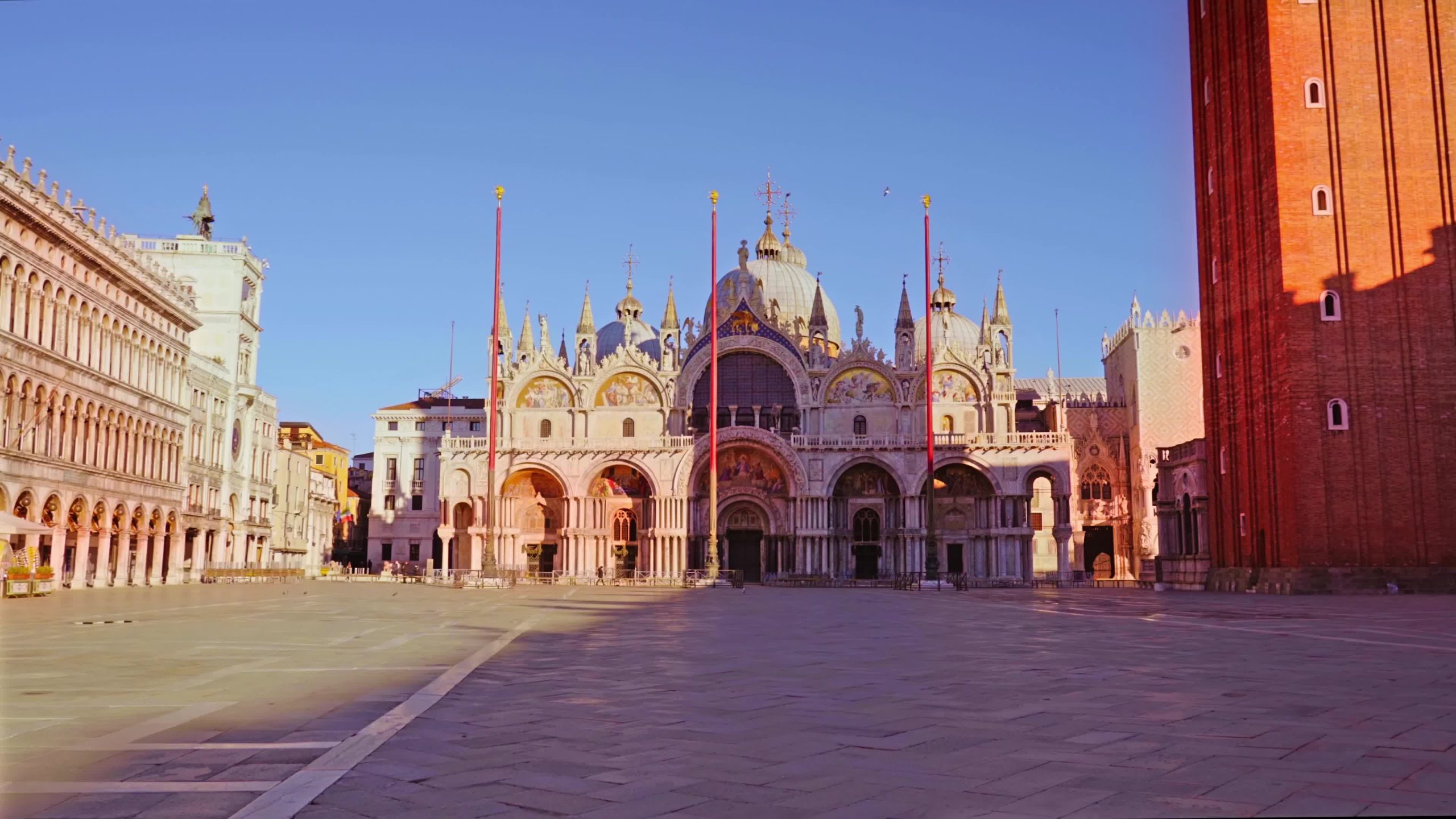La Basilica di San Marco e i maestosi pali rossi nella deserta piazza
