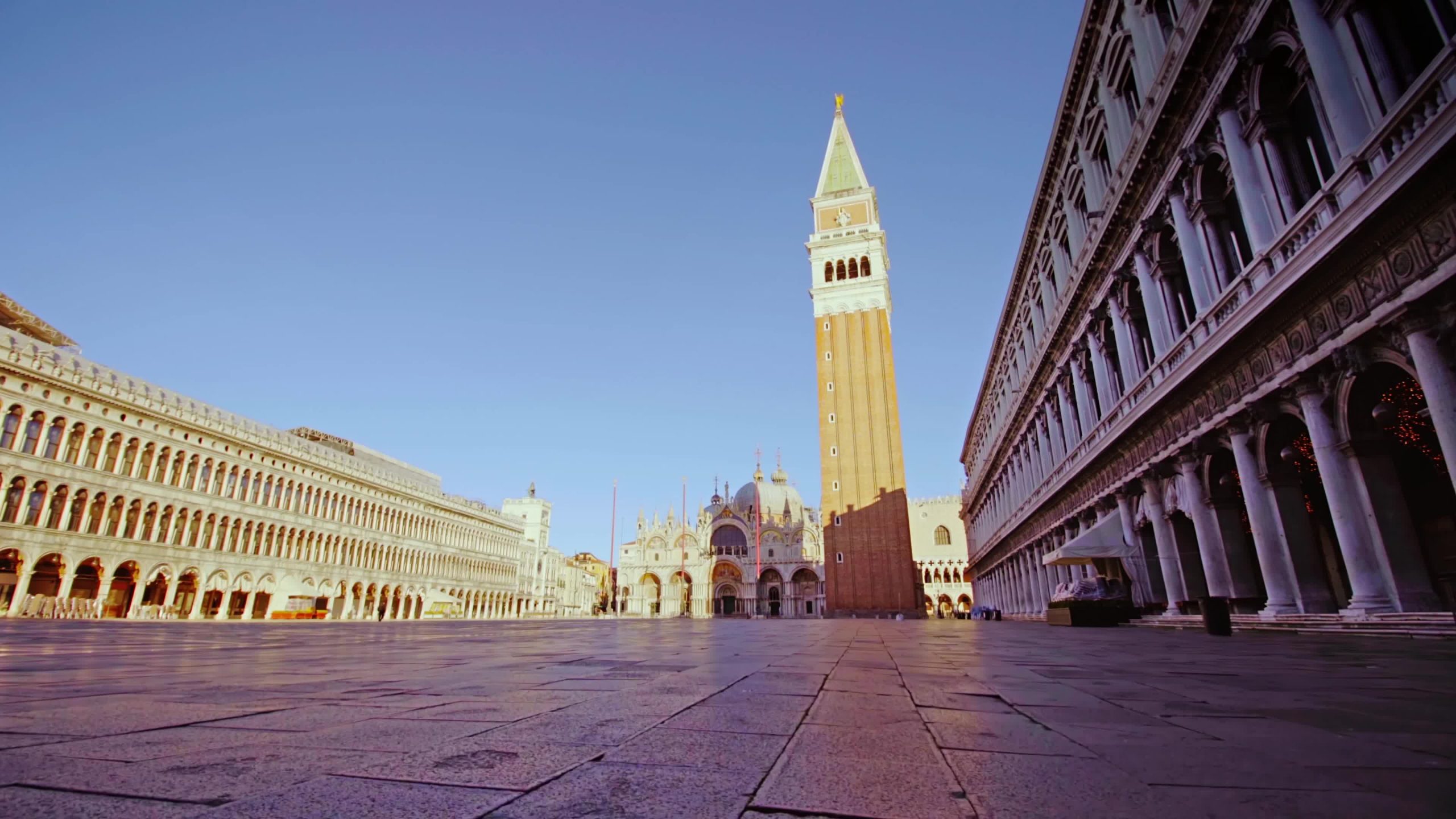 Movimento lungo la deserta Piazza San Marco al tramonto durante il lockdown