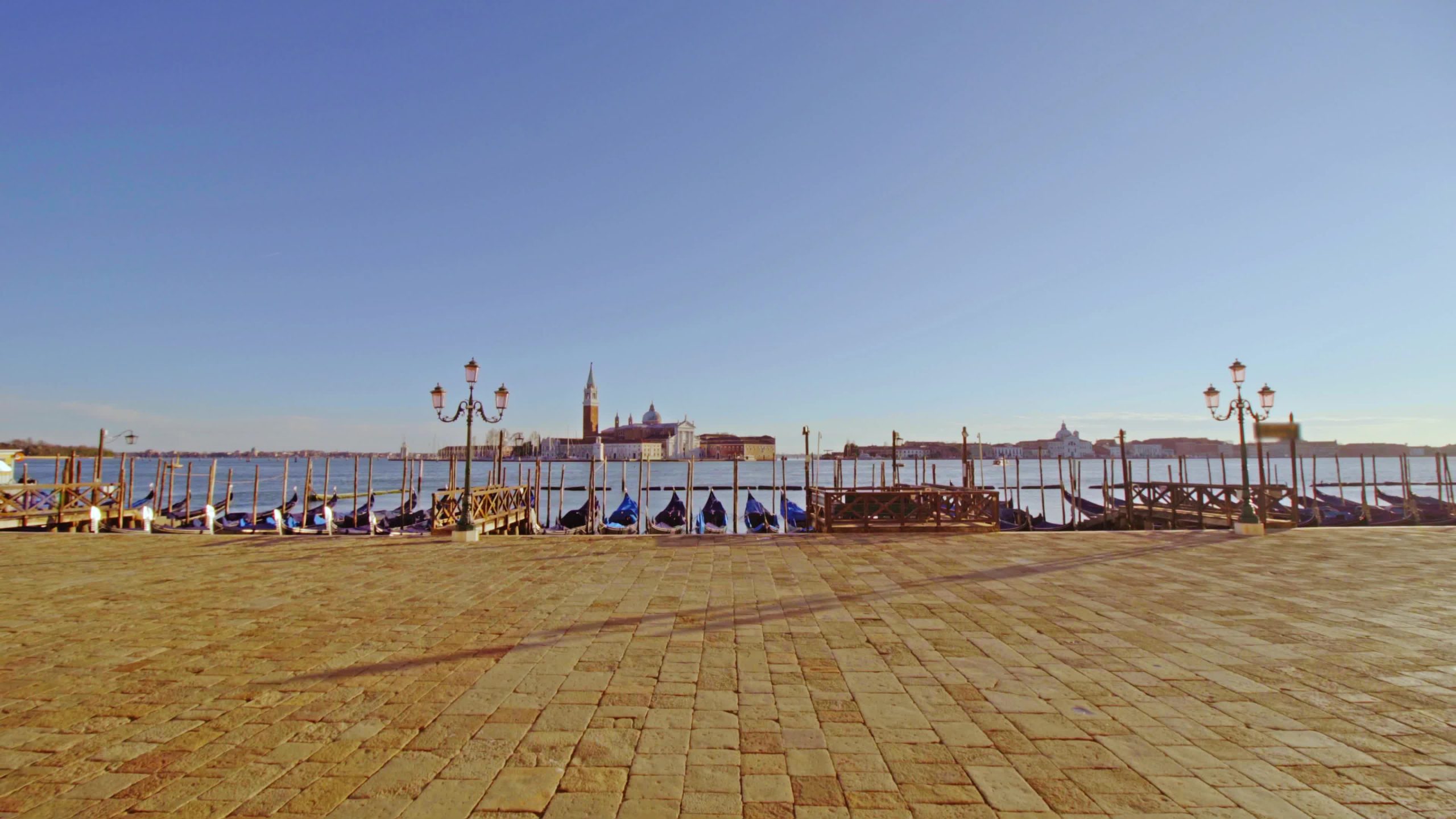 Gondole ormeggiate al waterfront sulla deserta Piazza San Marco