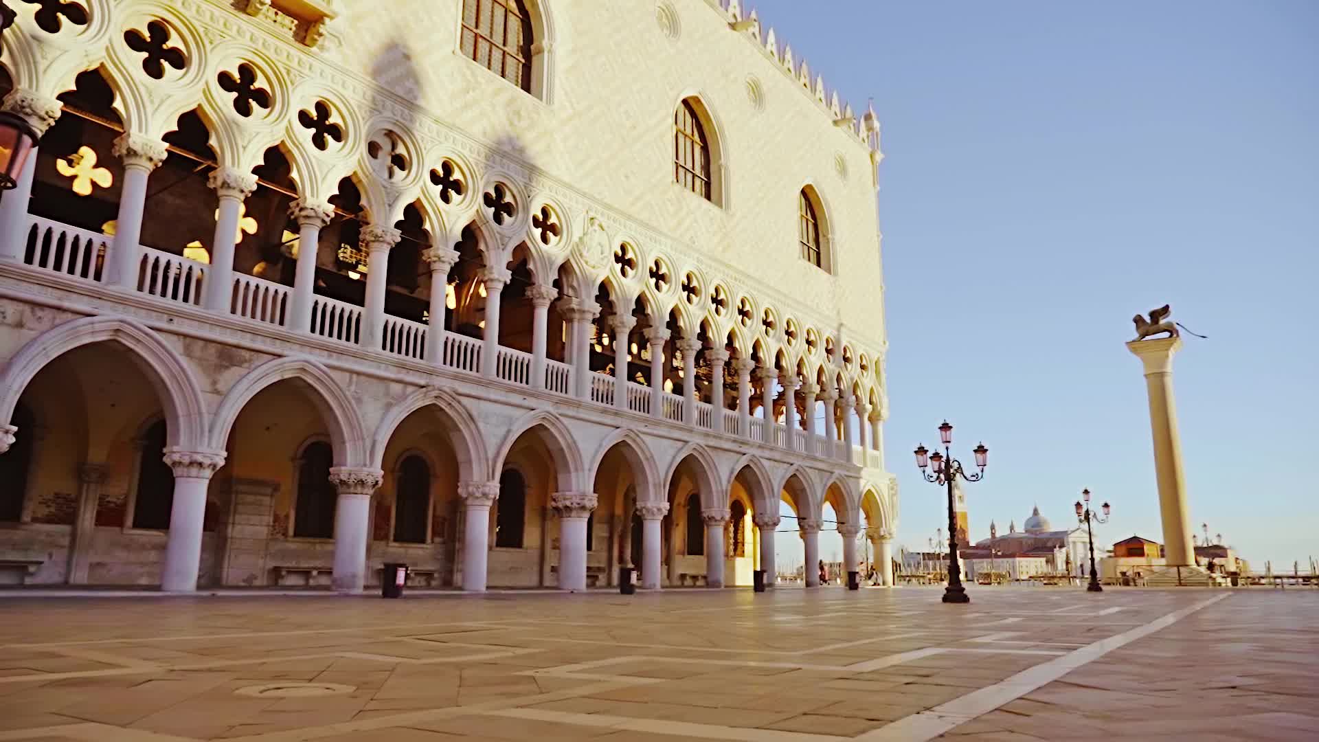 Palazzo Ducale con archi e colonne sulla deserta Piazza San Marco
