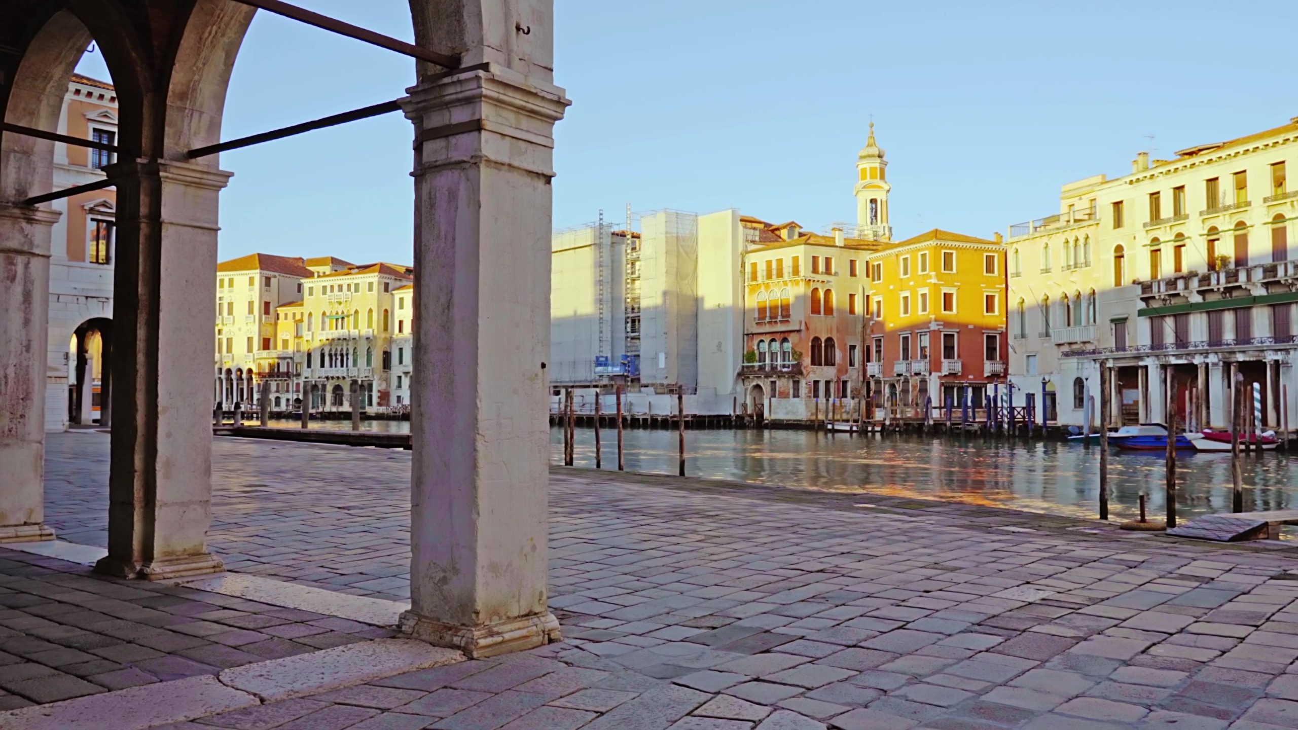 Movimento lungo il lungofiume vuoto del Canal Grande al tramonto