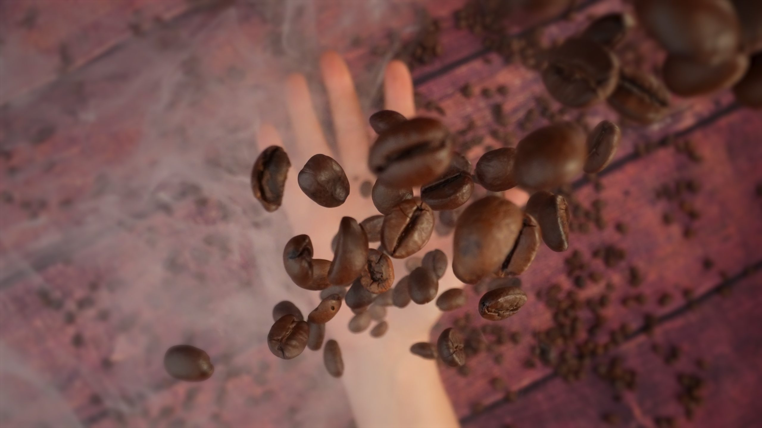 Chicchi di caffè lanciati in alto con la mano