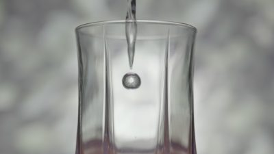 Goccia d'acqua cade nel bicchiere