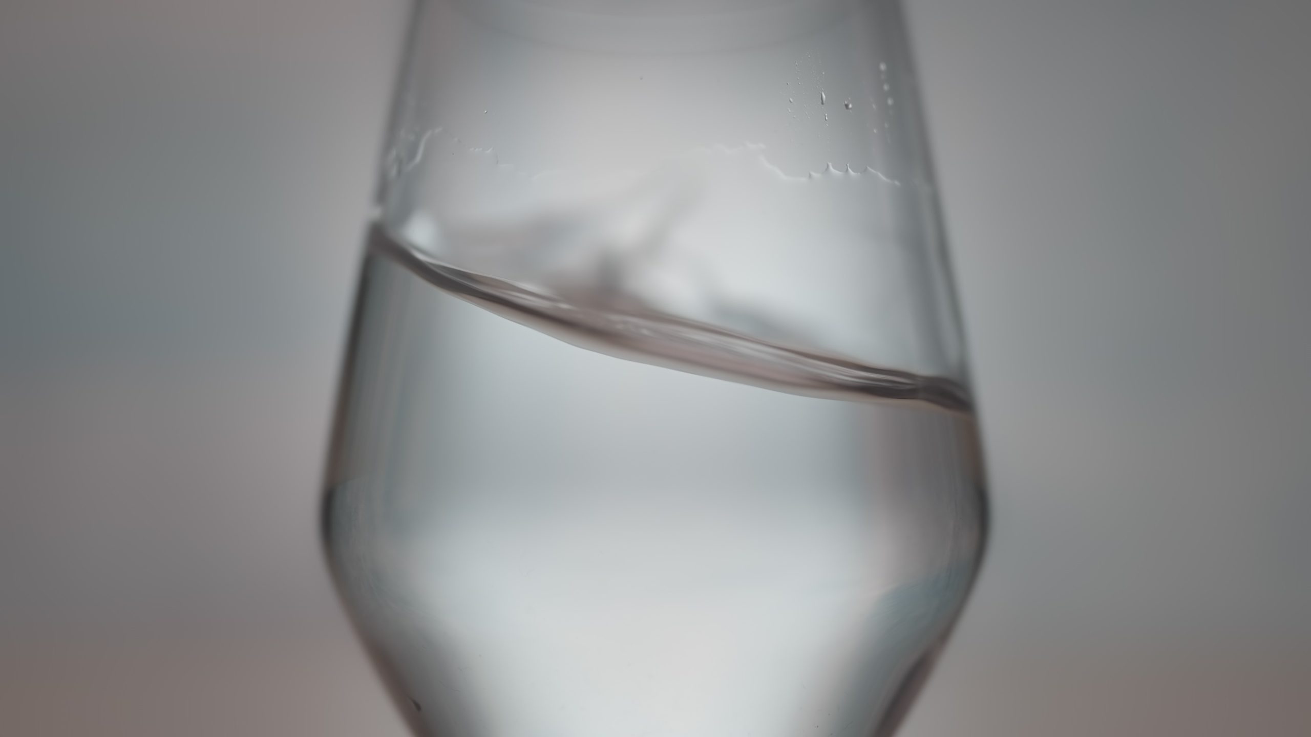 Primo piano del bicchiere con acqua