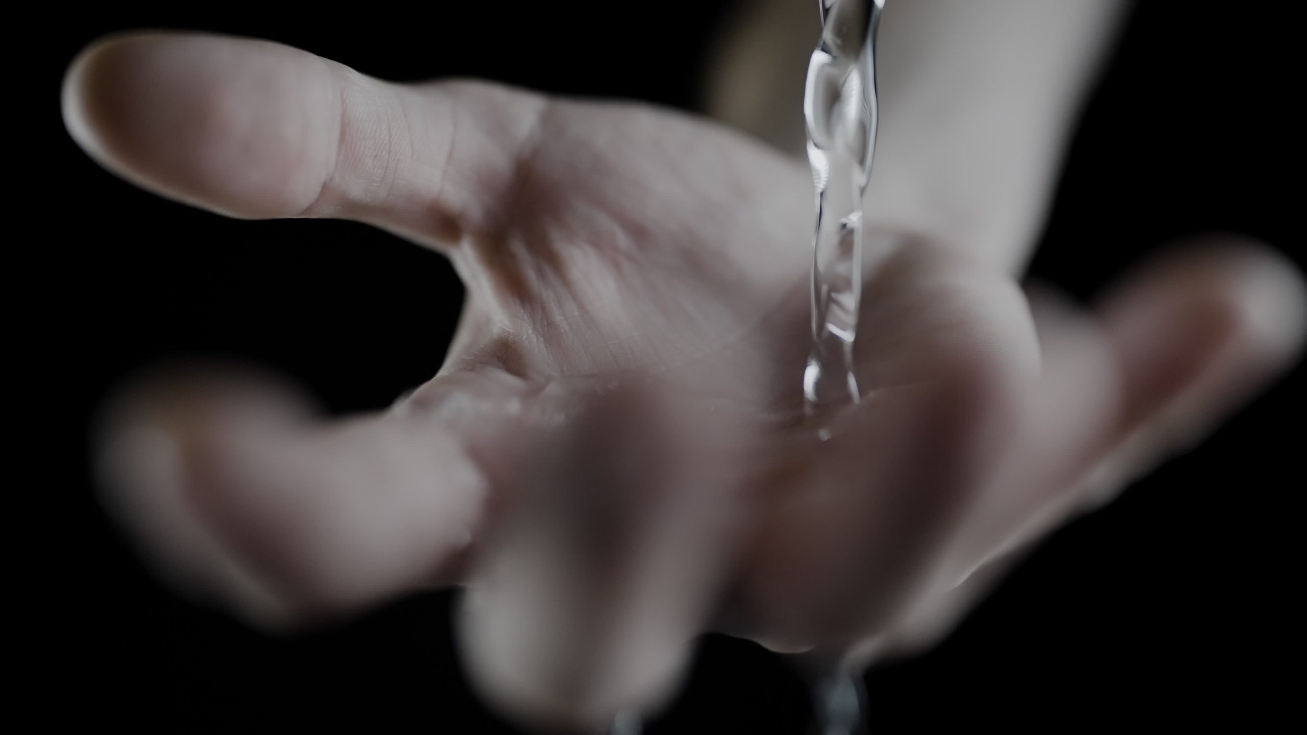 Flusso d’acqua che cade in una mano aperta
