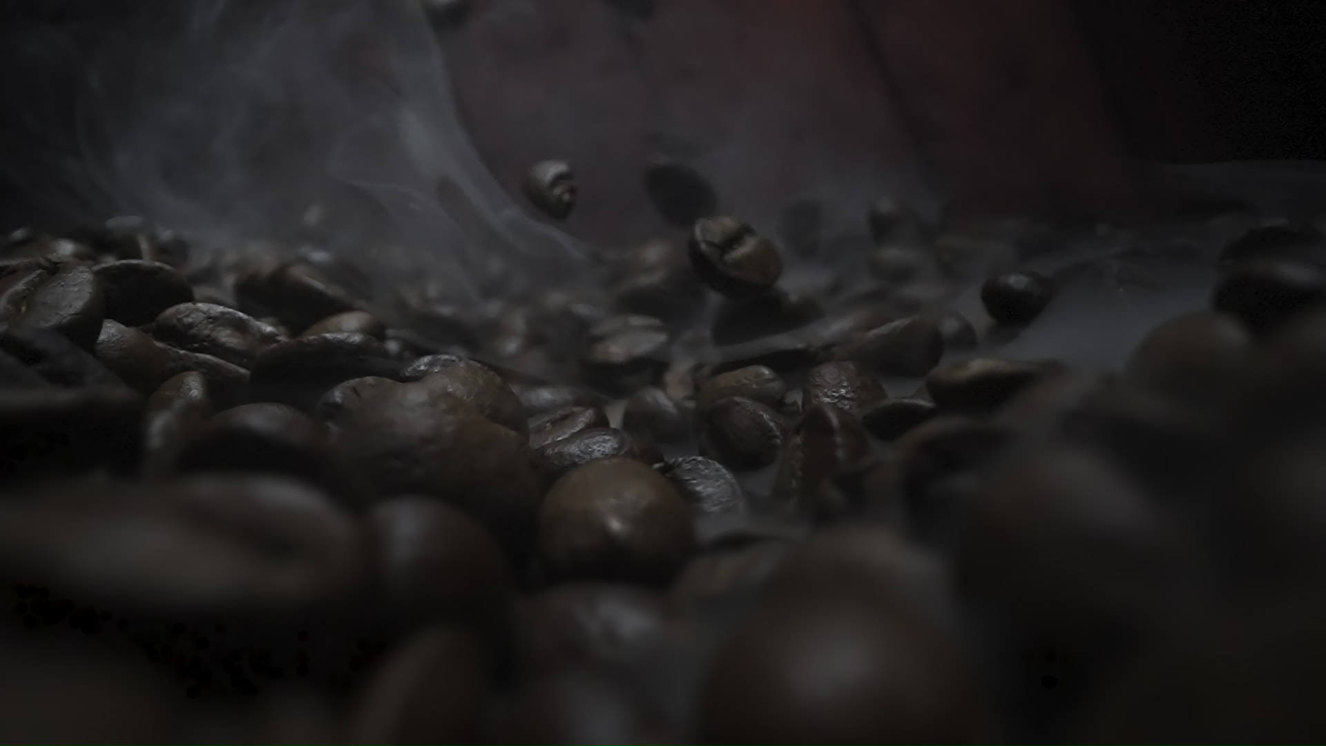 Chicchi di caffè al vapore durante il processo di tostatura