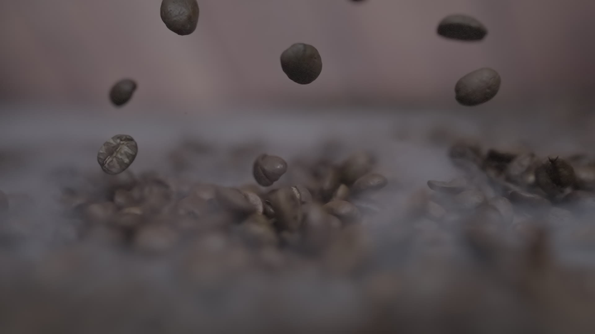Chicchi di caffè in caduta attraverso un’aria nebbiosa