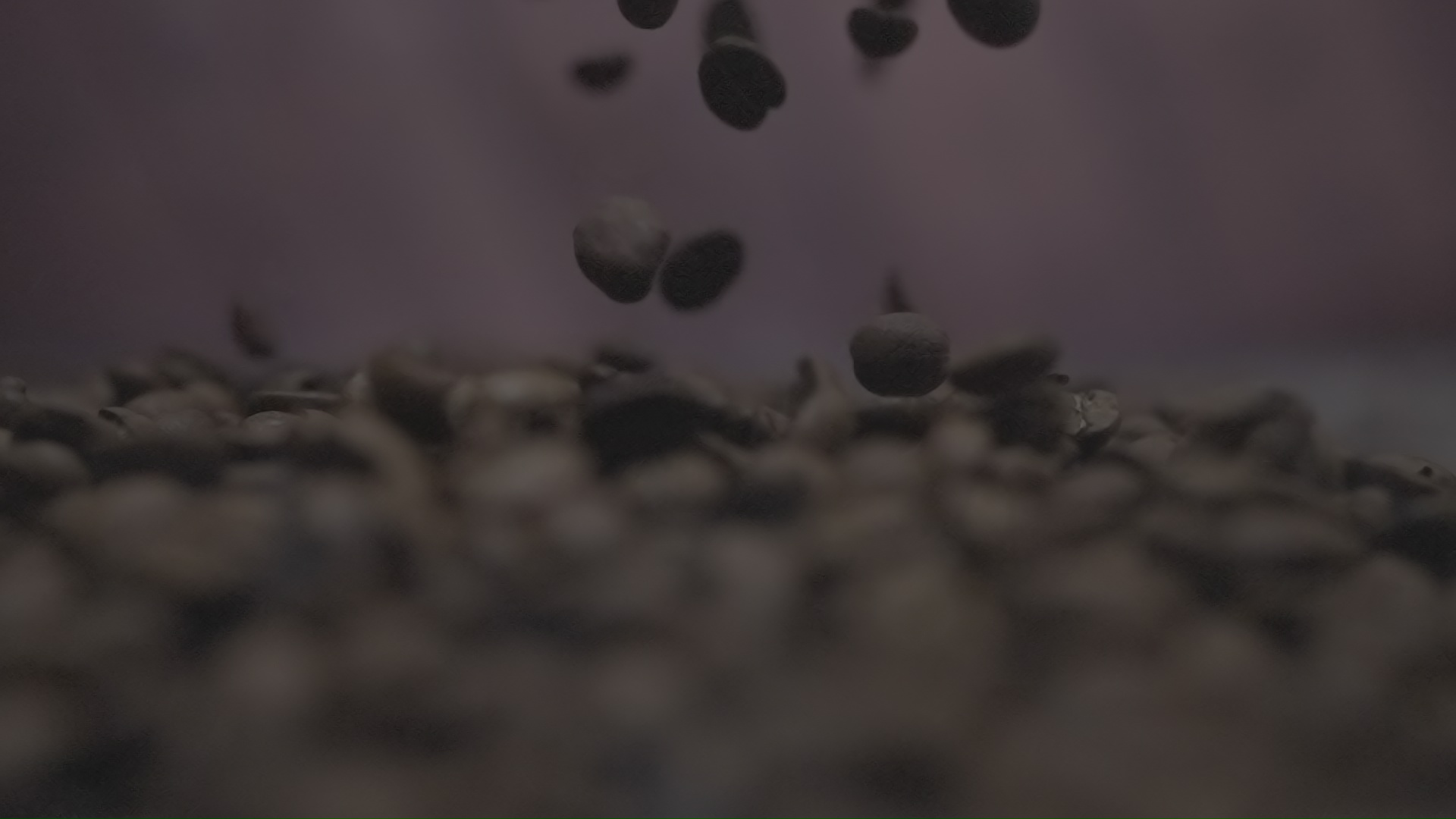Chicchi di caffè tostati in movimento