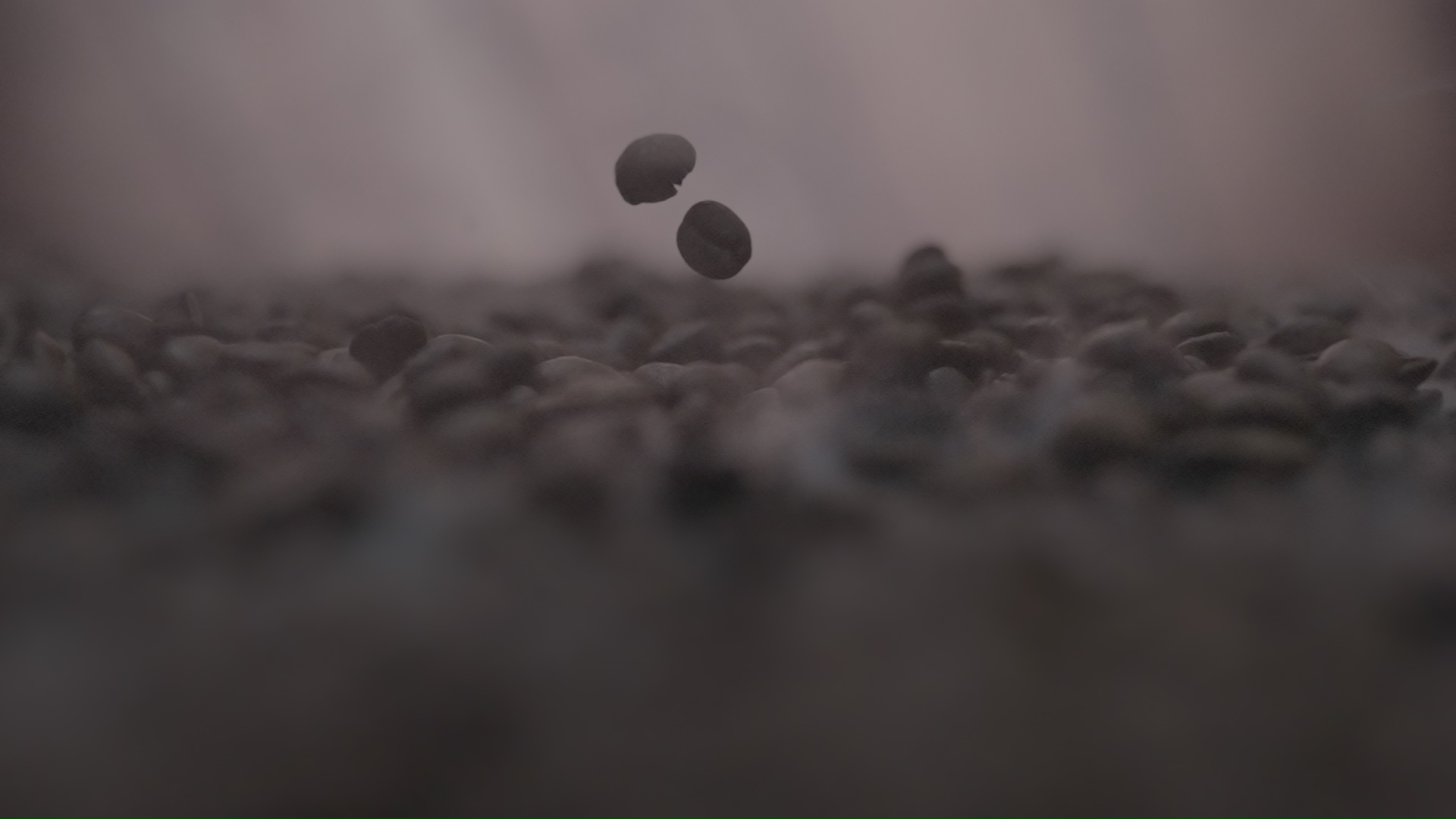 Chicchi di caffè fluttuanti in atmosfera scura