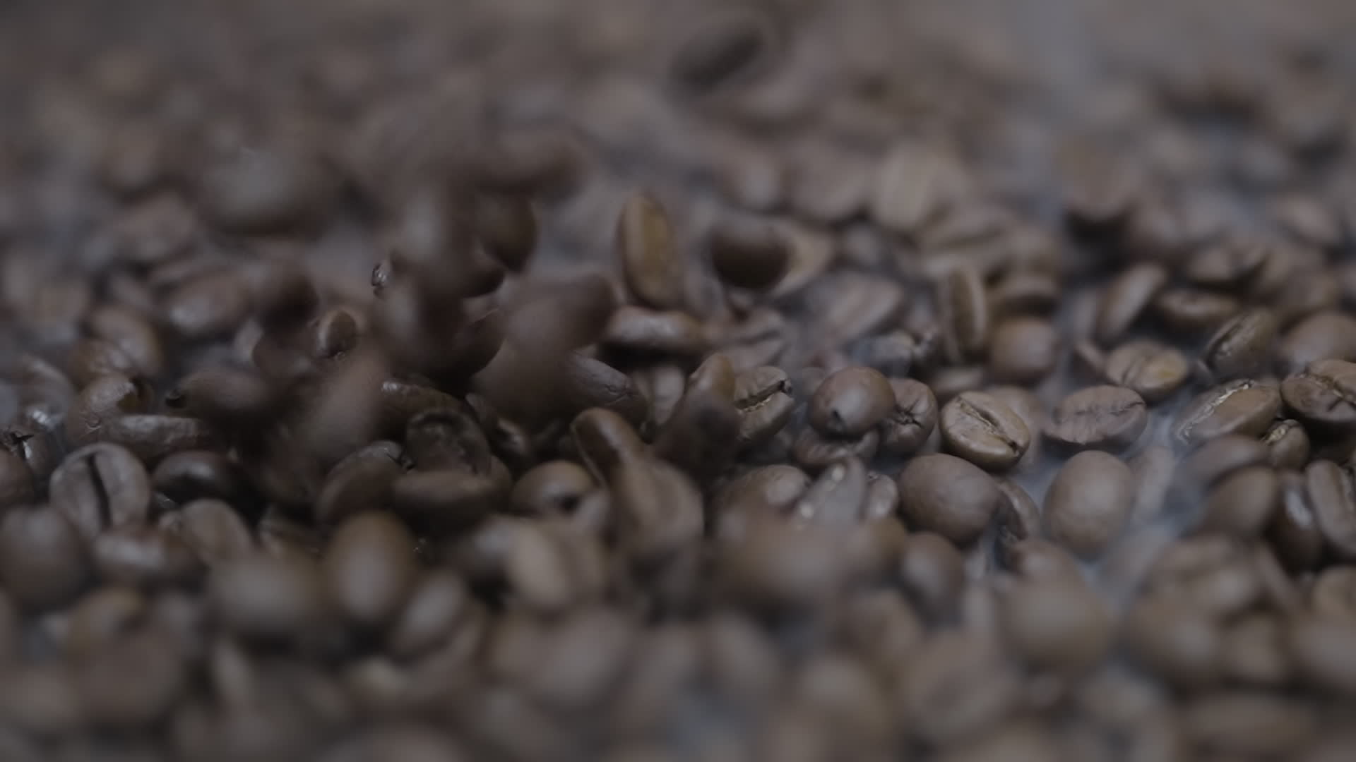 Chicchi di caffè tostati con movimento delicato