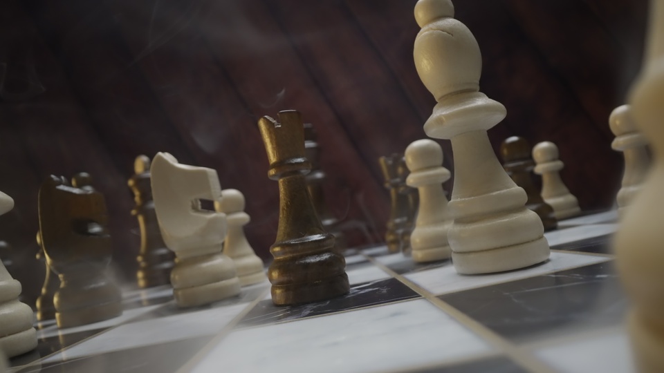 Pezzi degli scacchi in uno scontro strategico