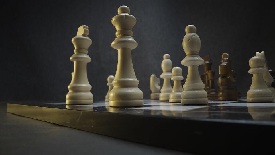 Pezzi degli scacchi pronti per una battaglia strategica
