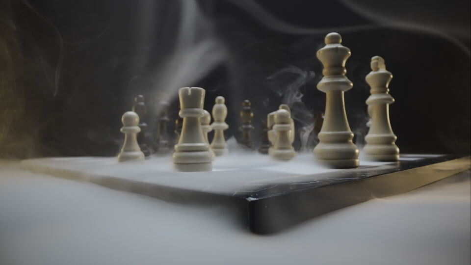 Scacchiera in una nuvola di strategia