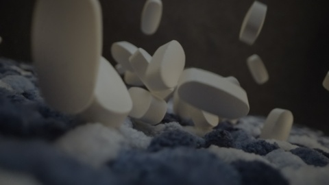 Pillole sparse su una superficie morbida