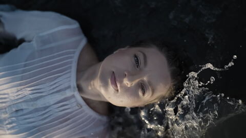 Donna che galleggia tranquillamente nell’acqua