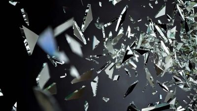 Esplosione di vetro frantumato in slow motion