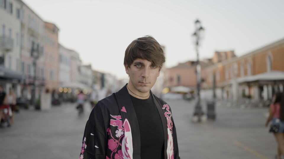 Uomo con giacca alla moda in una strada di città
