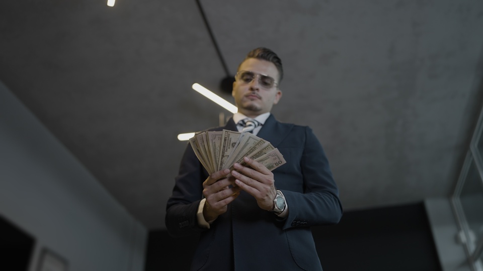 Uomo d’affari che conta denaro