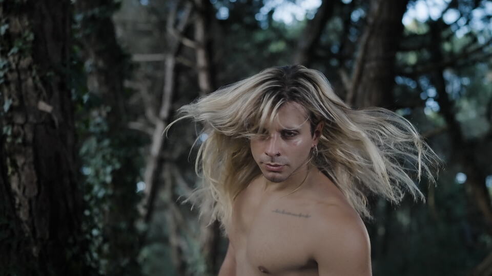 Movimento lento di capelli al vento nella foresta