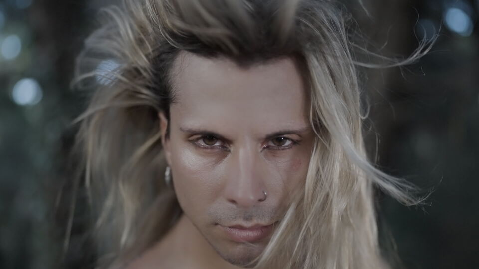 Primo piano intenso in slow motion con capelli al vento