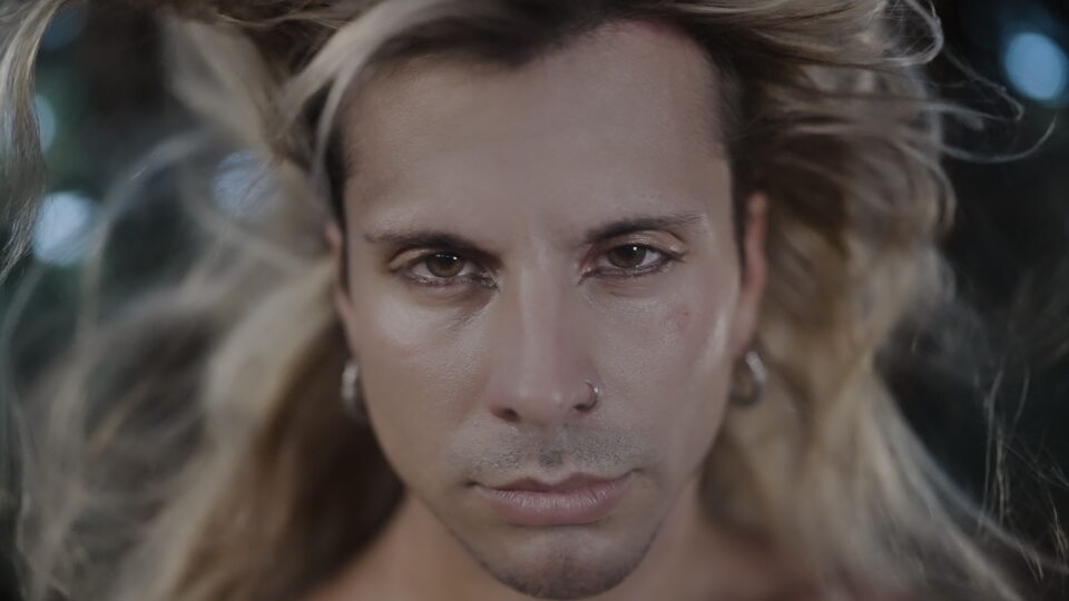 Primo piano in slow motion con capelli al vento
