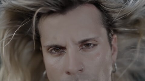 Primo piano intenso in slow motion con capelli al vento