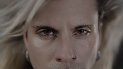 Primo piano concentrato con sguardo intenso in slow motion