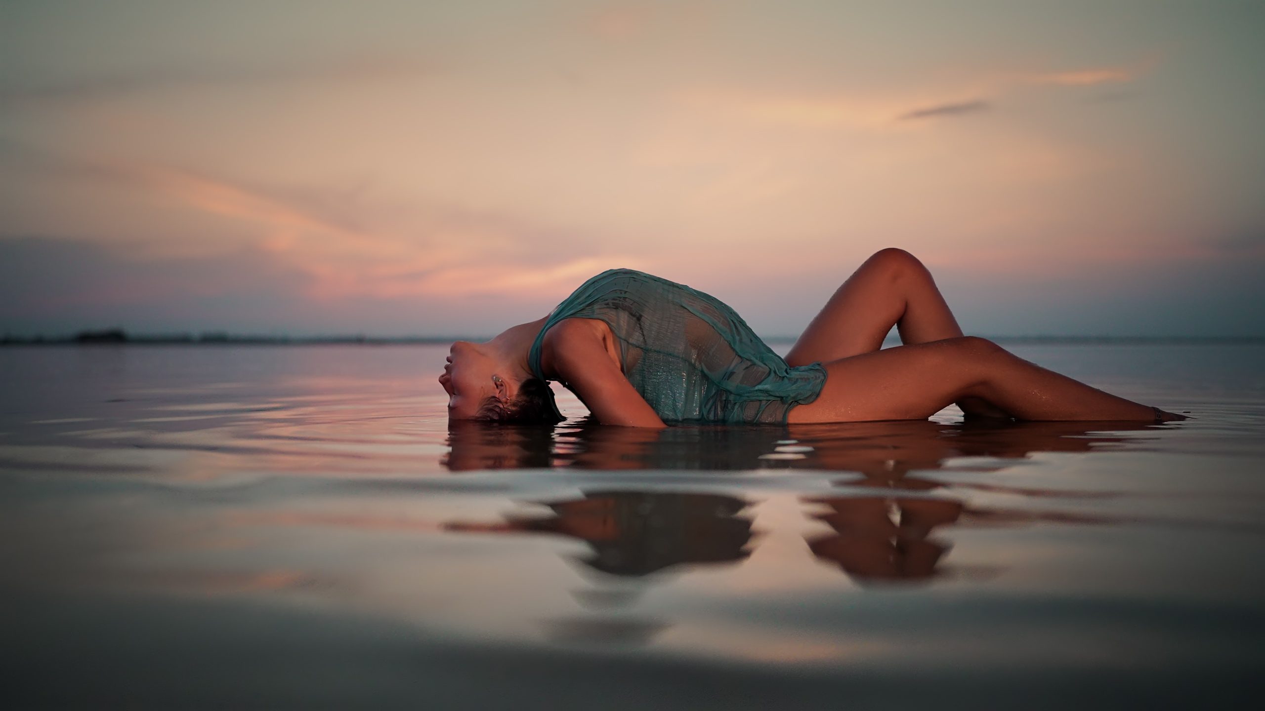 Viso di Donna con Riflesso Ombreggiato nell’Acqua al Crepuscolo