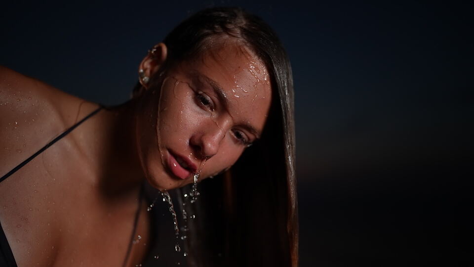 Donna con Gocce d’Acqua sul Viso