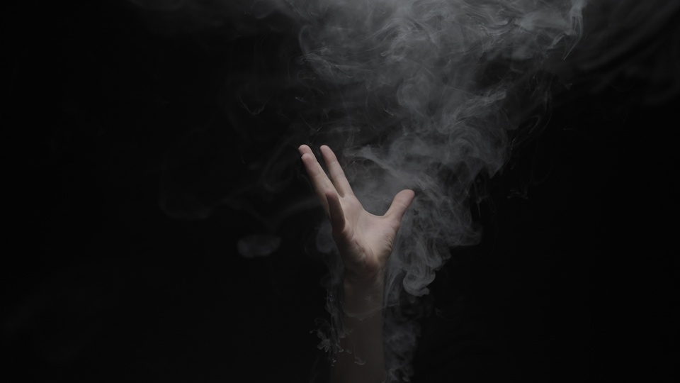 Mano che si allunga nella nebbia vorticosa
