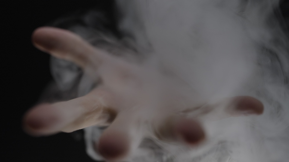 Mano che si estende attraverso una fitta nebbia