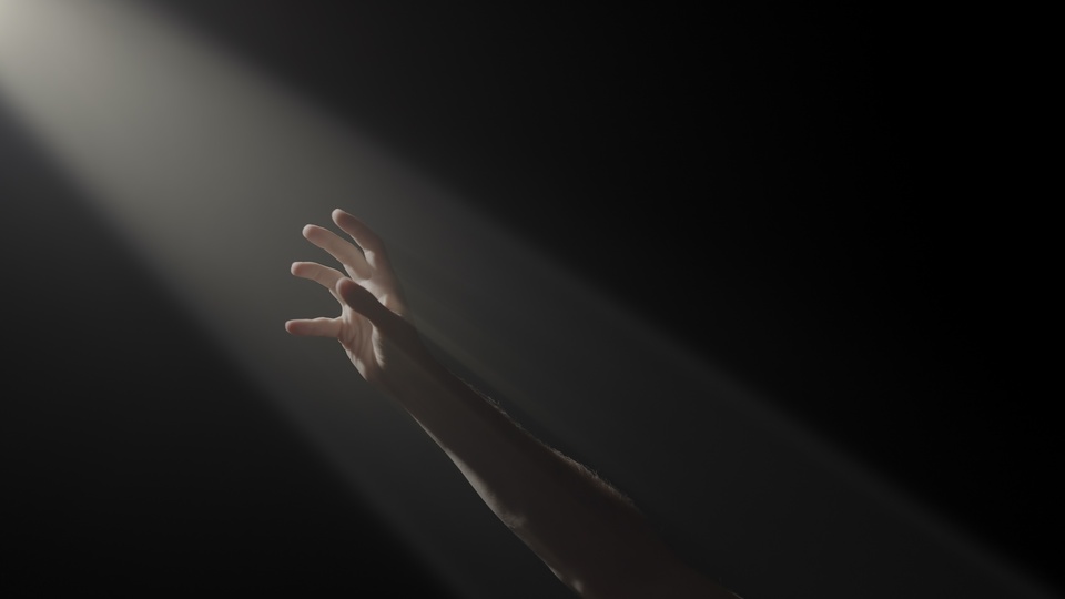 Mano che Si Estende Verso la Luce