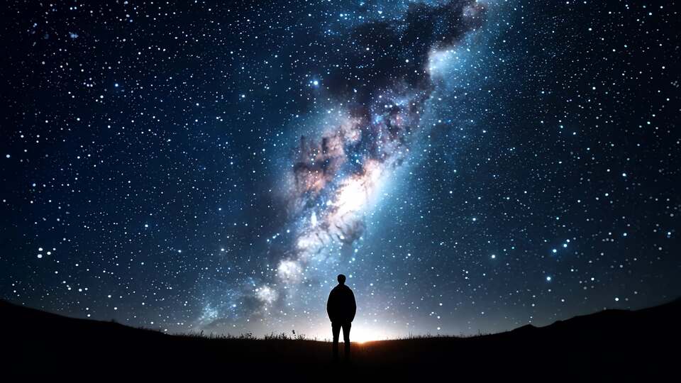 Silhouette di una Persona che Osserva il Cielo Stellato