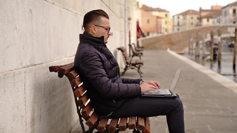 Uomo che Lavora al Laptop all’Aperto Vicino al Canale
